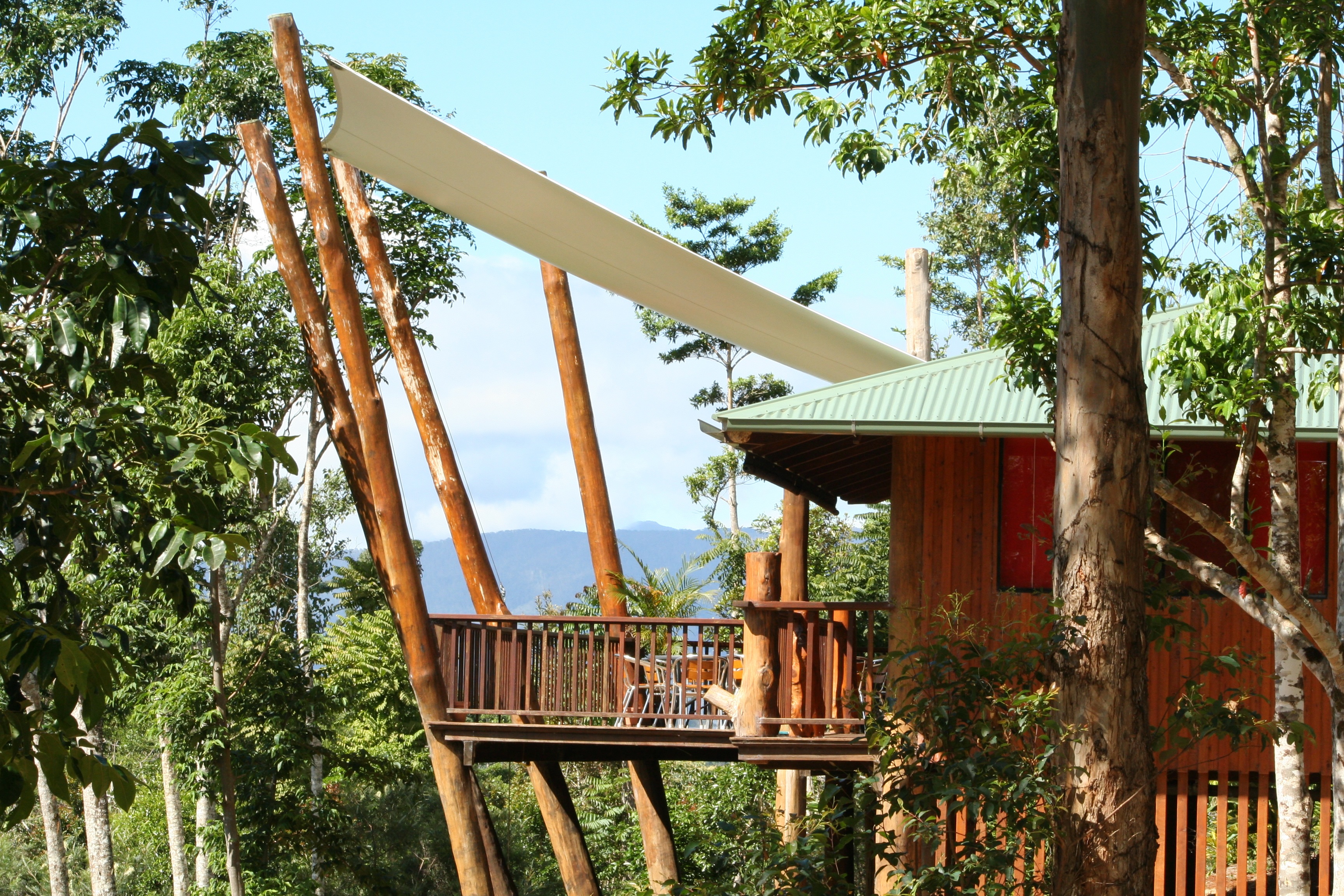 een boomhut midden in de natuur van Australië